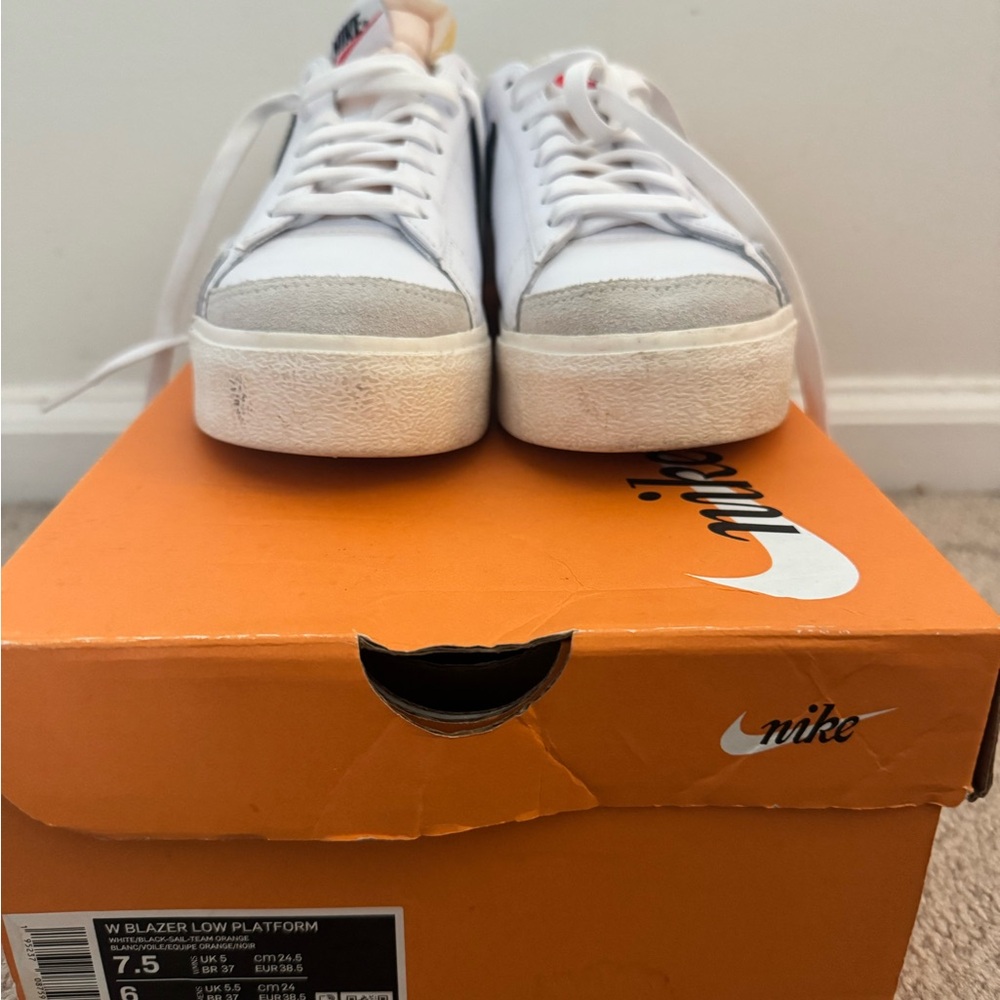 Nike White and Black Women's Sneakers - Picture 2 of 3